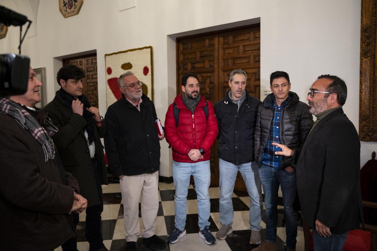 Miguel Angel Morales con el comité de empresa de la central de Almaraz
