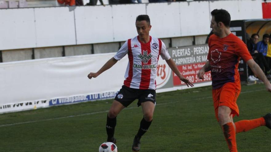 Un jugador del Zamora CF y uno del Burgos Promesas durante una acción del partido