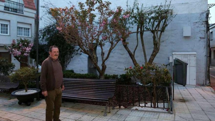 El exalcalde José Antonio Galiñanes en el jardín que ahora la Xunta quiere vender. // Muñiz