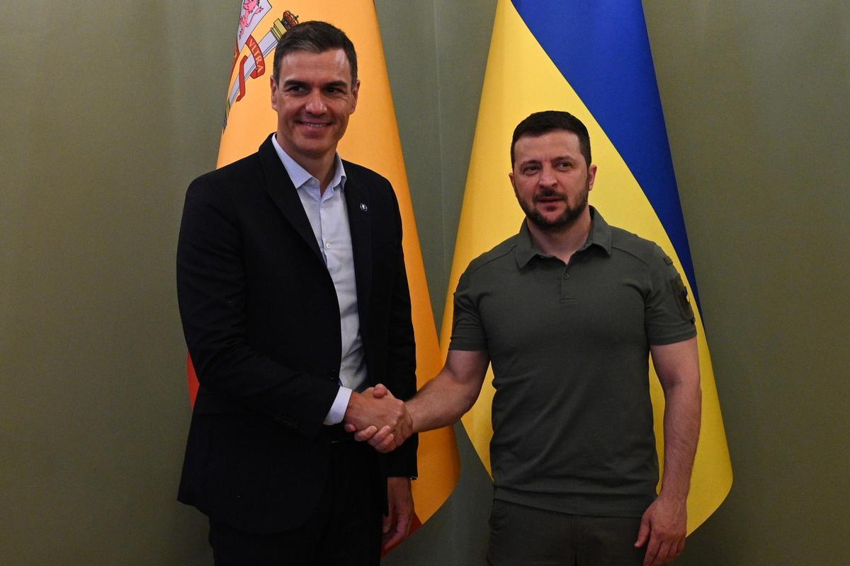 Archivo - El president del Govern central en funcions, Pedro Sánchez, amb el mandatari ucraïnès, Volodímir Zelenski
