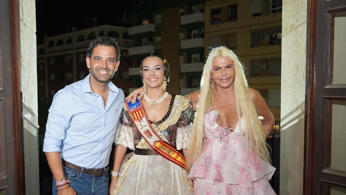 Sagredo, la Reina de las Fiestas, Elena Pla, y Leticia Sabater en el pregón de las Fiestas Mayores de Paterna.