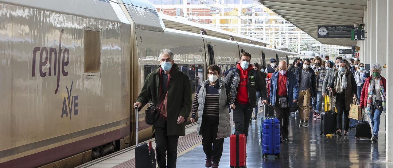 Llegada de un tren AVE a la estación de Alicante