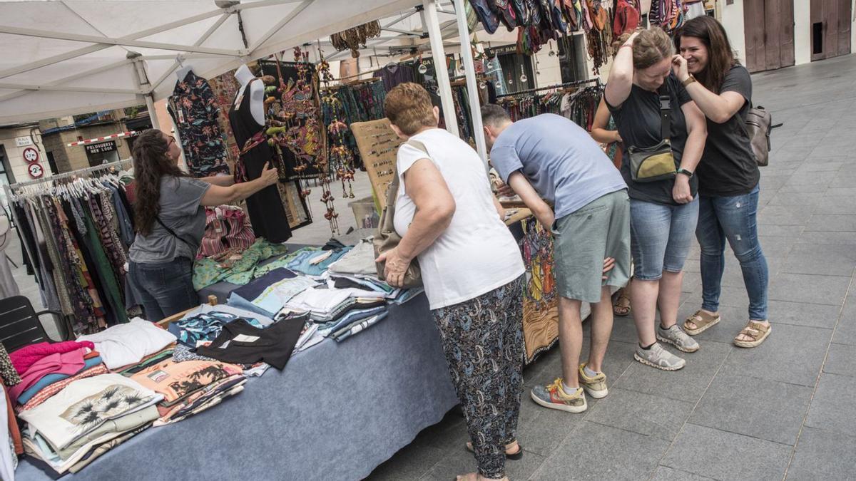 La tradicional fira mercat de Sant Ignasi es va celebrar amb normalitat fins que va ploure | OSCAR BAYONA