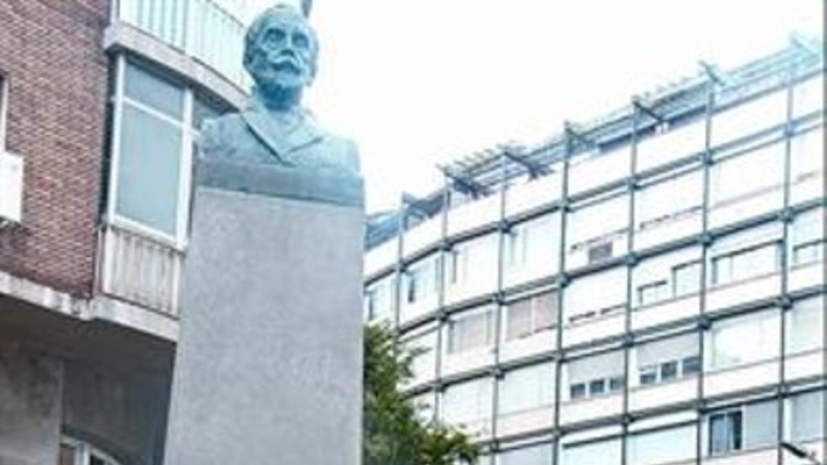 Jordi Hereu, con Ernest Maragall (izquierda) y Pasqual Maragall y Joan Manuel Tresserras (derecha), ayer en el homenaje al poeta Joan Maragall.