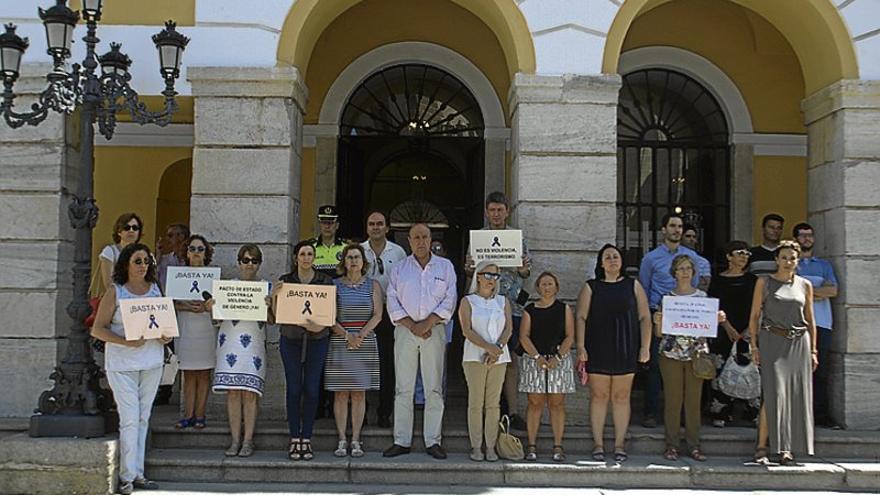 Un grupo de ciudadanos guardan un minuto de silencio en repulsa por el último crimen machista