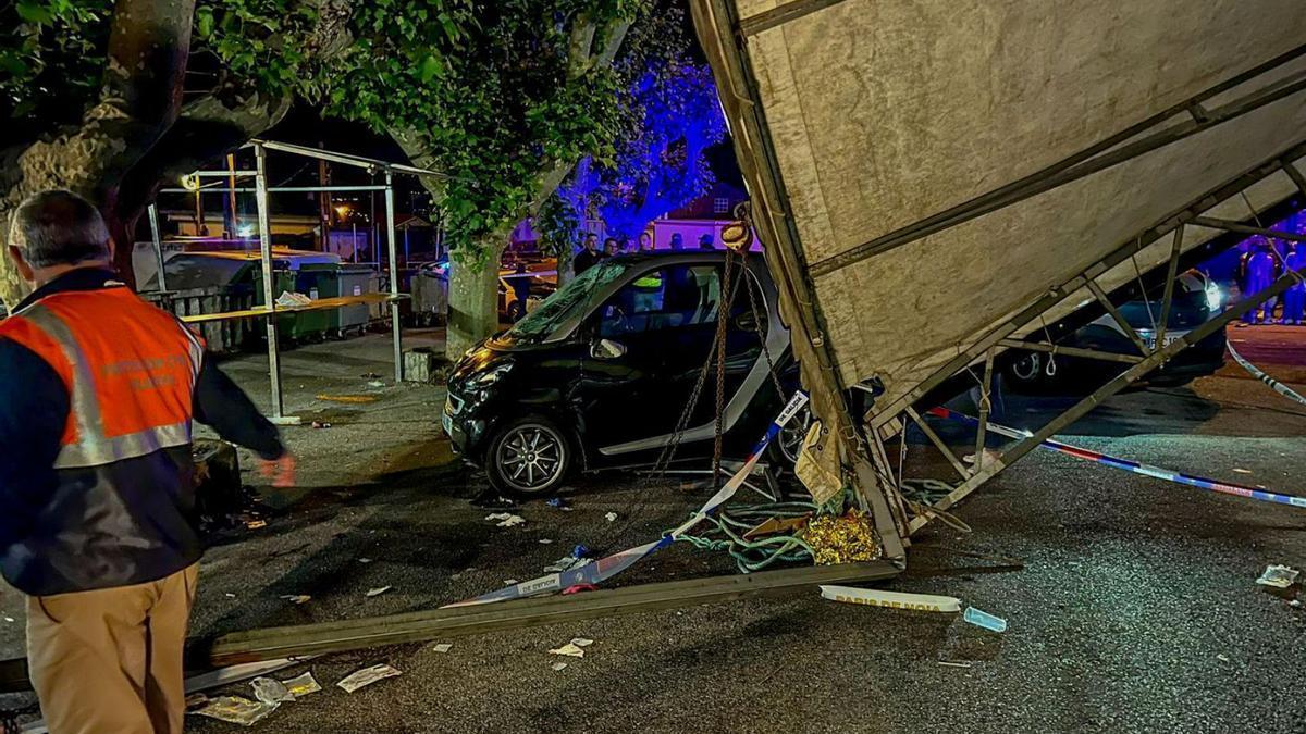 86970e4d 150e 40e1 El vehículo se detuvo tras arrollar a 18 personas y chocar con una barra que sujetaba la carpa.