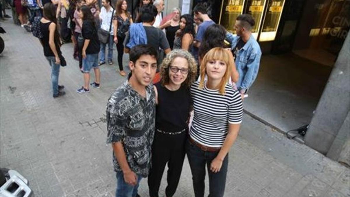 Ester Quintana, con el director del documental, Pau Poch, y la productora, Teresa Manubens, en el estreno.