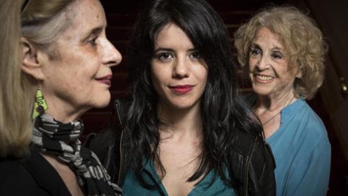 Las actrices Vicky Peña (izquierda) y Montserrat Carulla flanquean a Miranda Gas, días antes del estreno de 'Els cors purs', en el teatro Romea.