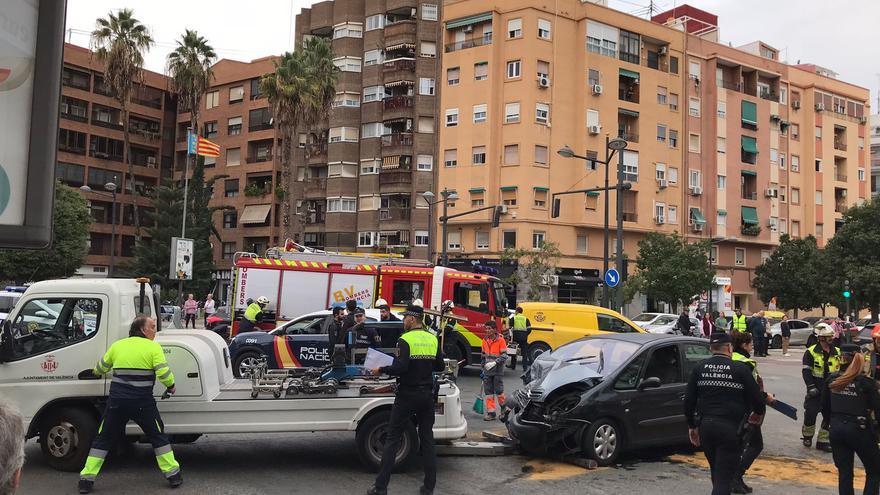 Dos conductores kamikaces causan un grave accidente en la avenida del Puerto