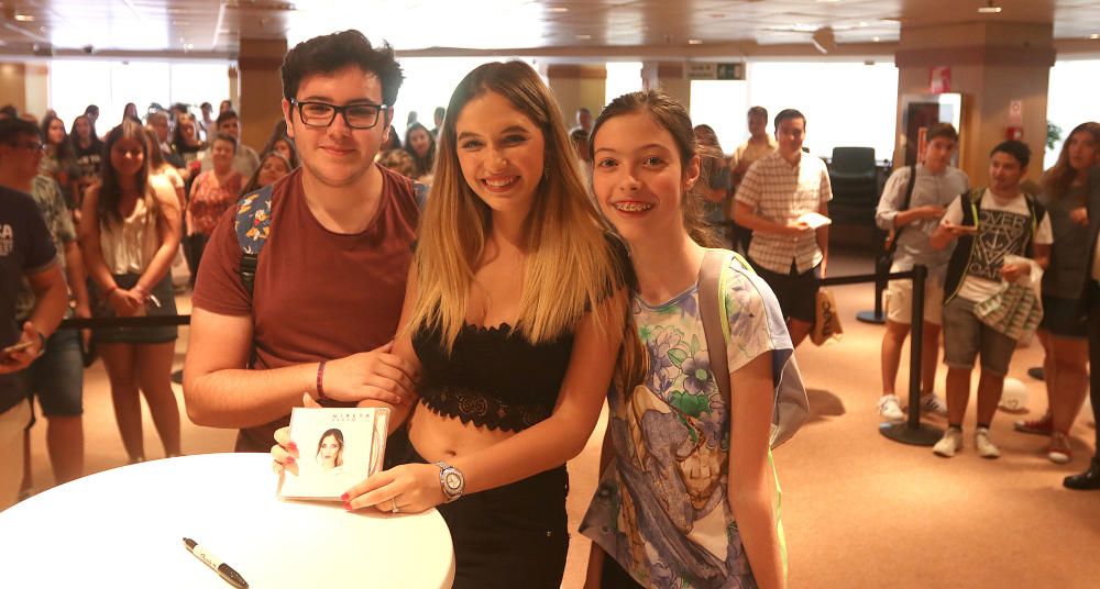 Firma de discos de Mireya de OT en Málaga