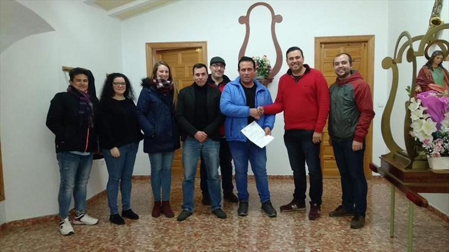 La banda municipal renueva el contrato con la cofradía fontanesa del Nazareno