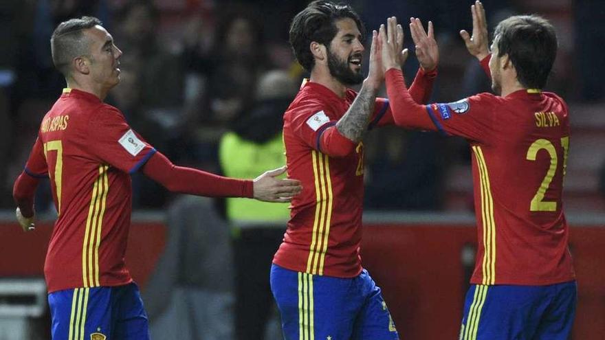 Iago Aspas y David Silva felicitan a Isco Alarcón por el cuarto tanto de España, que el malagueño anotó a pase del céltico. // Eloy Alonso