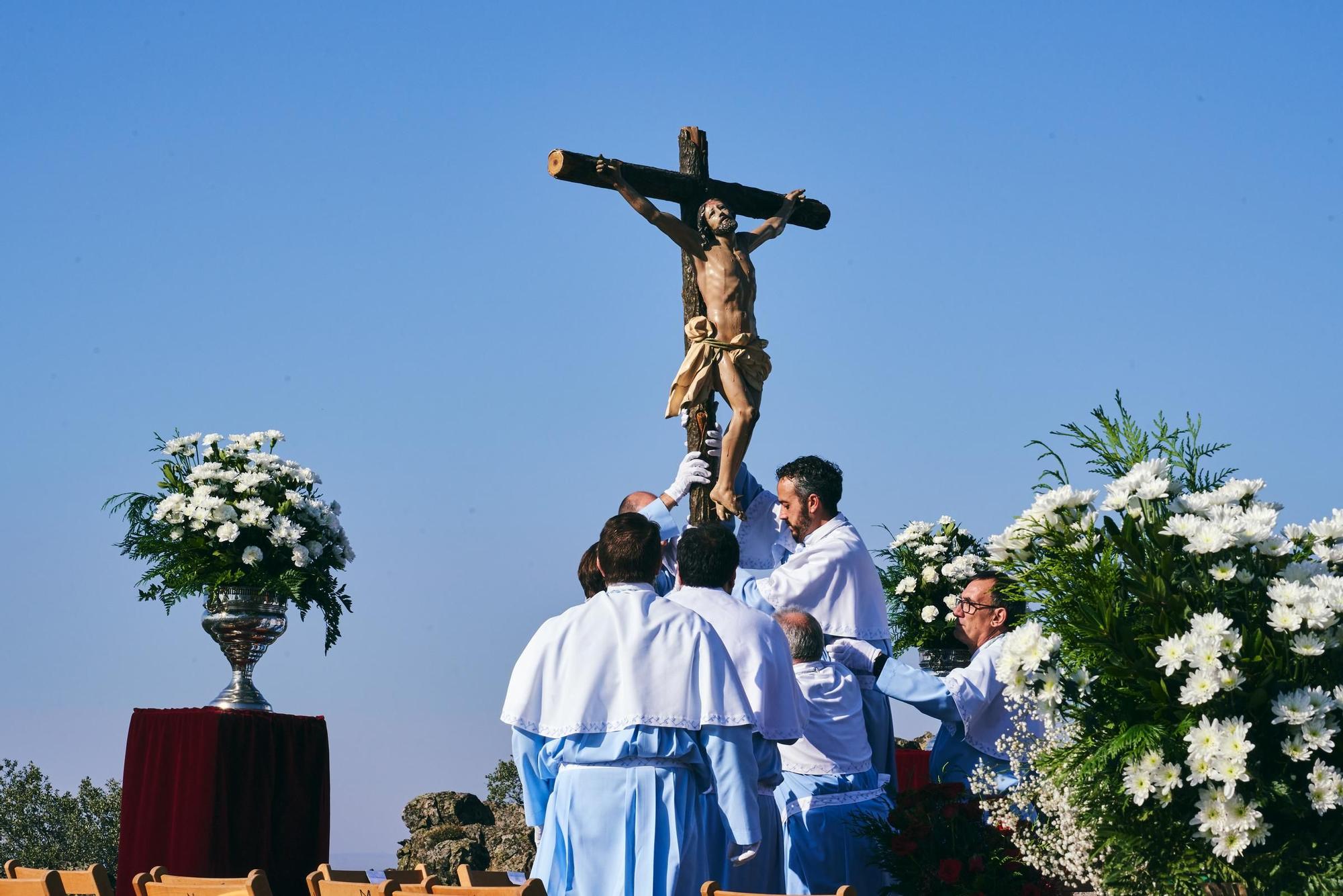 La patrona de Cáceres abre su Año Jubilar con cientos de devotos en el santuario