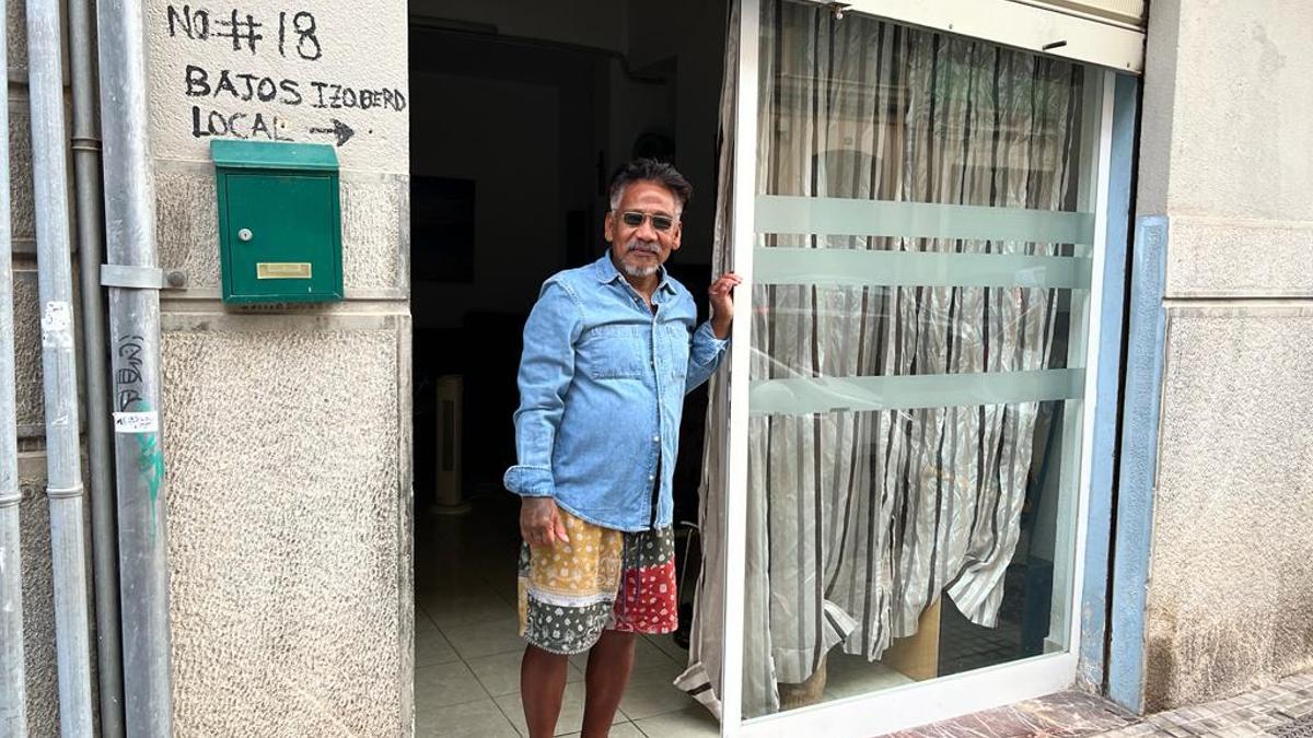 Felipe Atilano, este lunes, frente a su domicilio en Palma, un antiguo locutorio en el barrio de ses Estacions.
