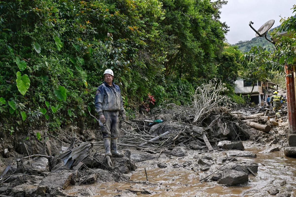 Equipos de rescate trabajan buscan desaparecidos tras una avalancha en Quetame, Colombia