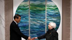 El viceprimer ministro chino, He Lifeng, estrecha la mano de la secretaria del Tesoro de EEUU, Janet Yellen, durante su encuentro de este viernes en Guangzhou.