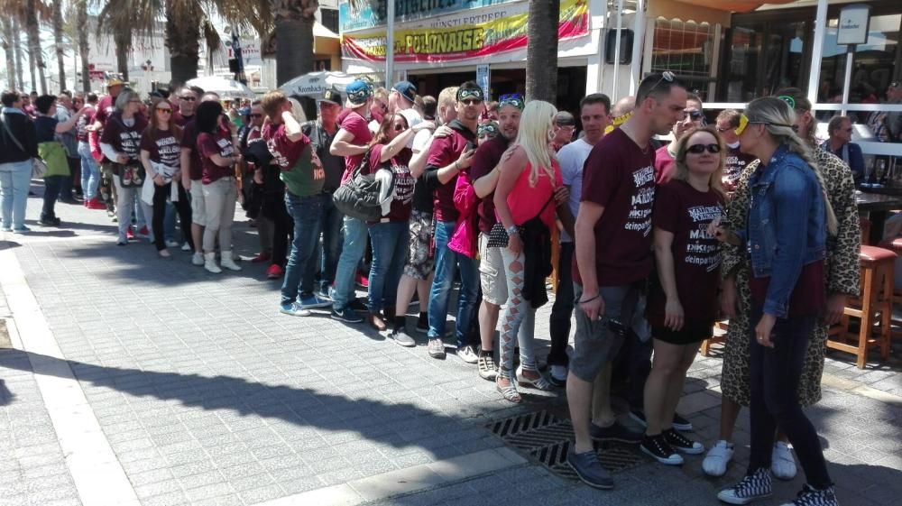 Nachdem Beamte der Ortspolizei von Palma im "Deutschen Eck" vorstellig wurden und den Wirt Michael Bohrmann vor Geldbußen warnten, wurde die Polonaise in einen Taxi-Korso umfunktioniert.