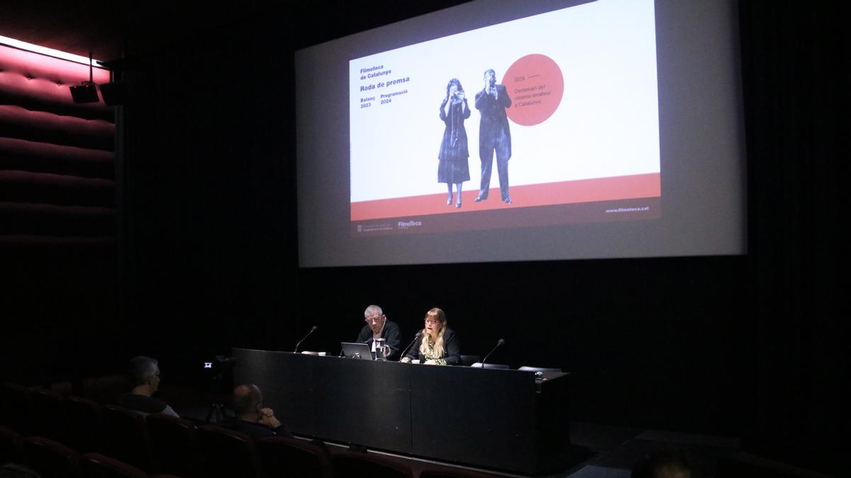 La 'consellera' de Cultura, Natàlia Garrriga, y el director de la Filmoteca, Esteve Riambau, en la rueda de prensa