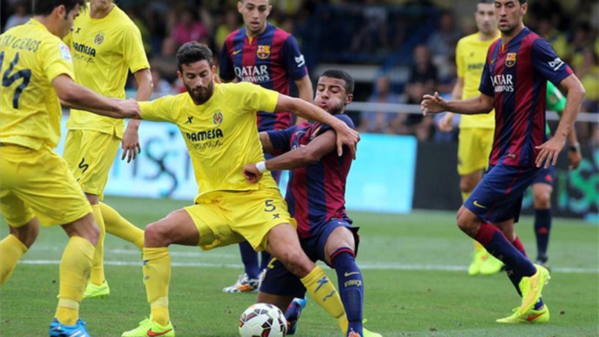 Rafinha y Mussachio luchando por un balón