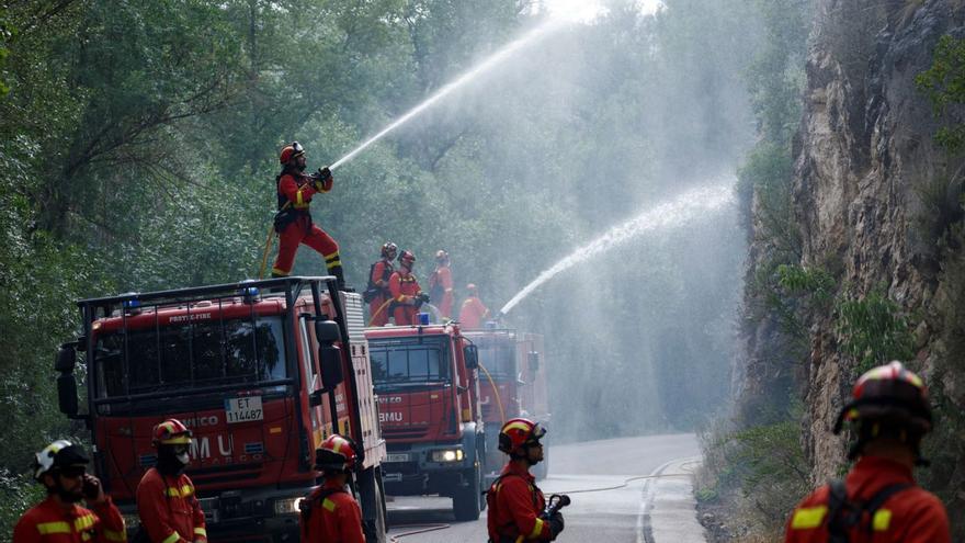 Els Bombers posen la màxima atenció en l&#039;incendi d&#039;Artesa de Segre