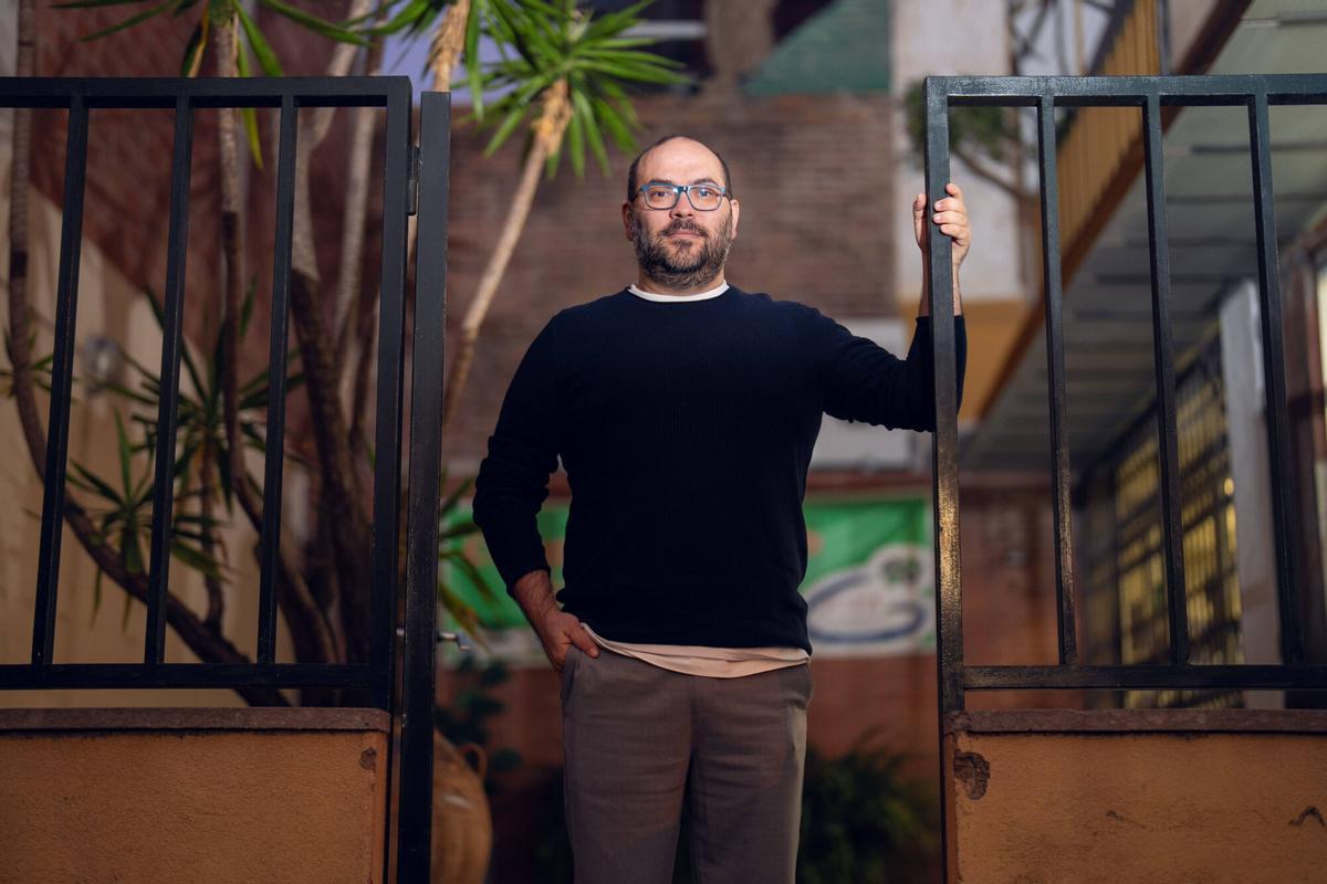 Rubén García, presidente de la Federació d’Associacions Veïnals de Badalona, frente a la sede de la entidad