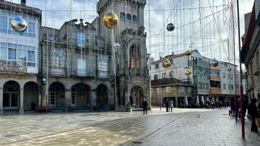 Un techo de luces cubre la plaza del Concello. |  D.P.