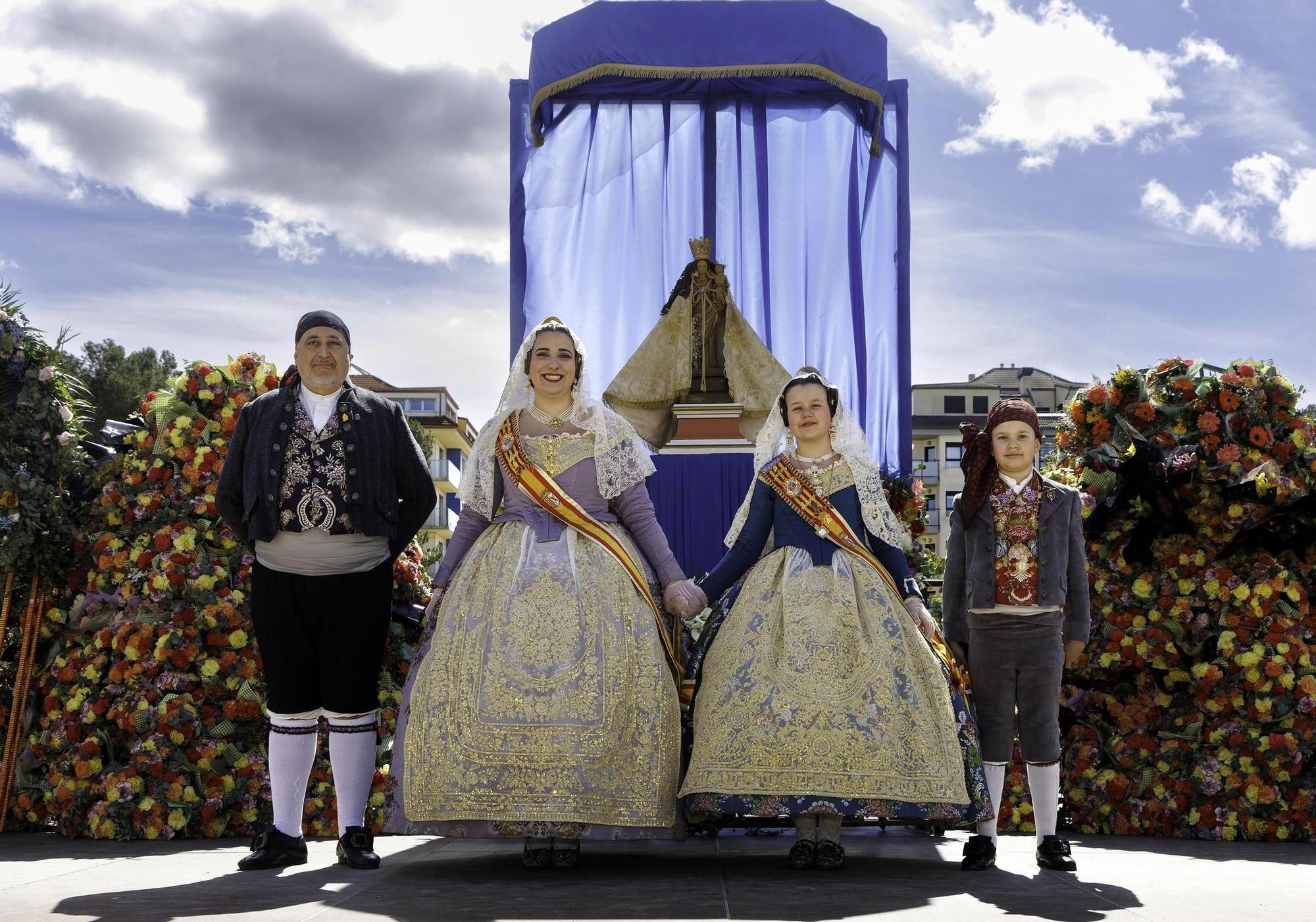 Las falleras mayores de Carcaixent, junto al presidente de la JLF y el acompañante infantil.