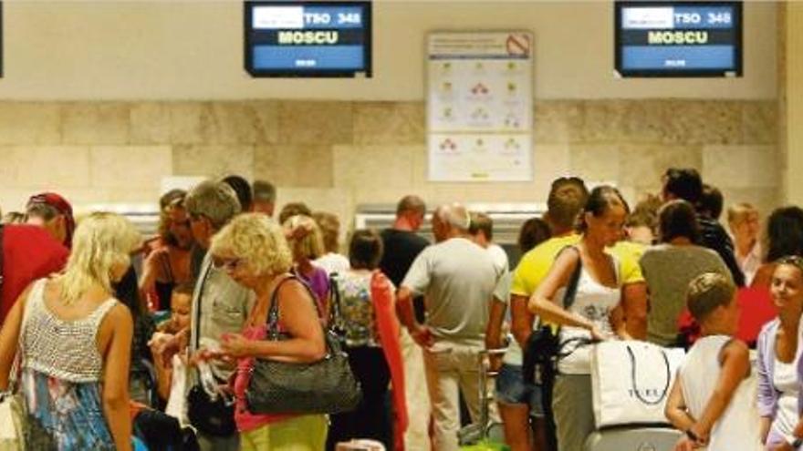 Turistes russos a l&#039;aeroport de Girona, fent cua per facturar l&#039;equipatge i pujar després a l&#039;avió que els retornarà fins al seu país després de passar uns dies de vacances.