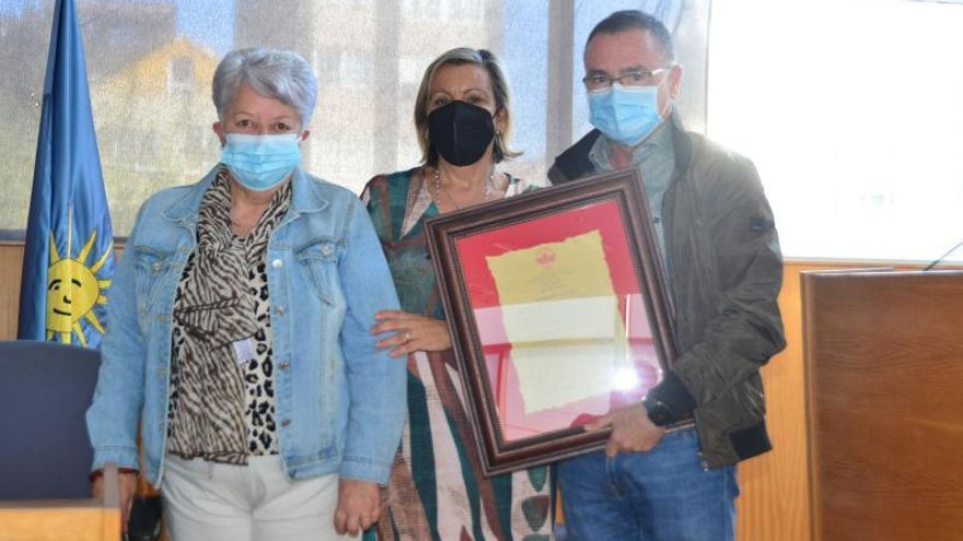 Prieto entregou o pergamiño a Benigno Villoch. | // G.N.