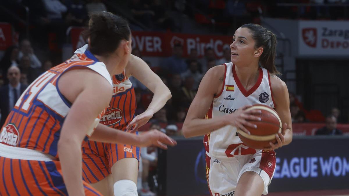 Mariona Ortiz busca el pase durante el partido ante el Schio.