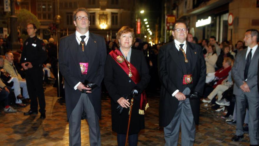 Barreiro, flanqueda por Cabezos y Bernal, en la procesión del Santo Entierro.