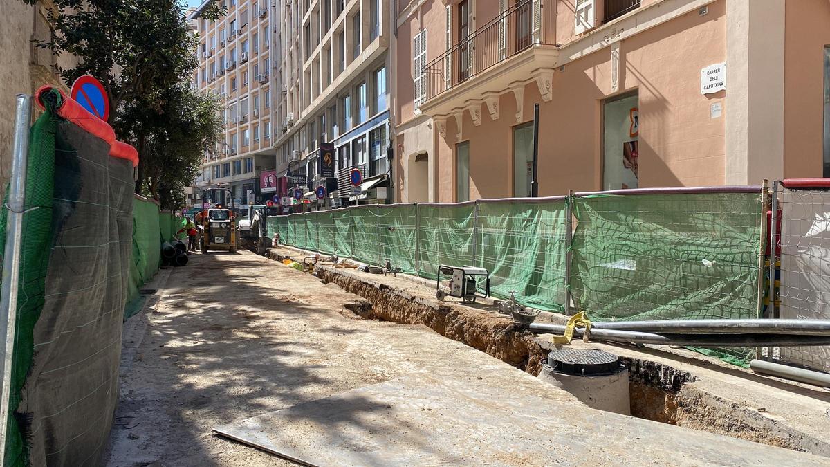 Excavaciones en la calle Caputxins, cerrada al tráfico hasta finales del mes de marzo