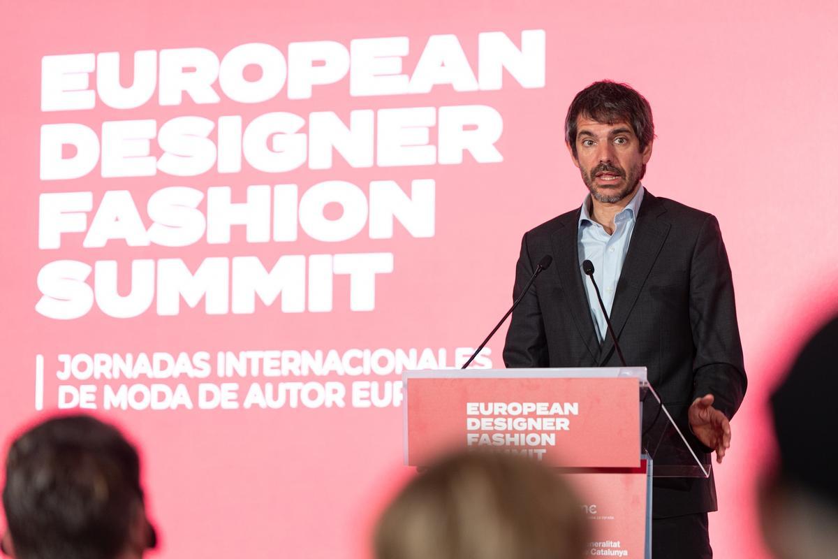 El ministro de Cultura, Ernest Urtasun, en la apertura de las Jornadas Internacionales de Moda de Autor Europea, en los Tinglados del Port Vell de Barcelona.