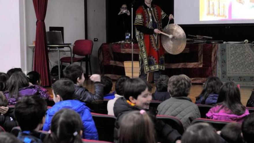 Clases al ritmo de instrumentos de los cinco continentes en el colegio de San Lázaro