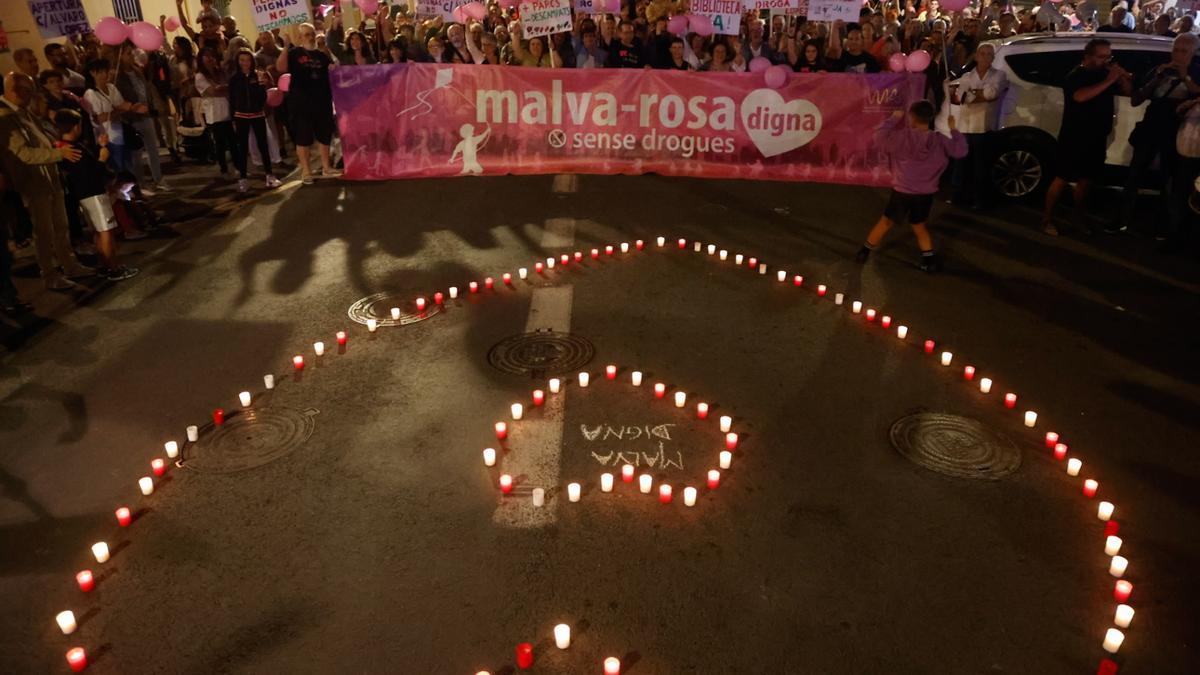 La concentración incluyó el dibujo de un corazón con velas en el suelo.