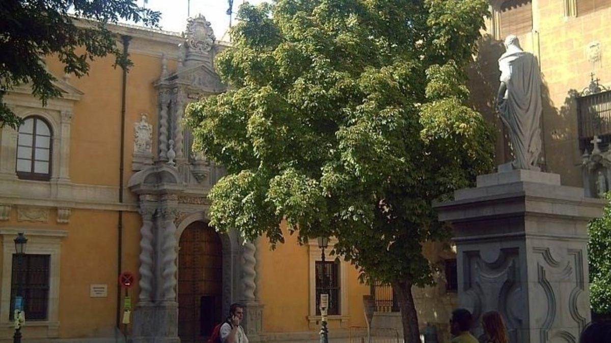 La fachada de la Universidad de Granada