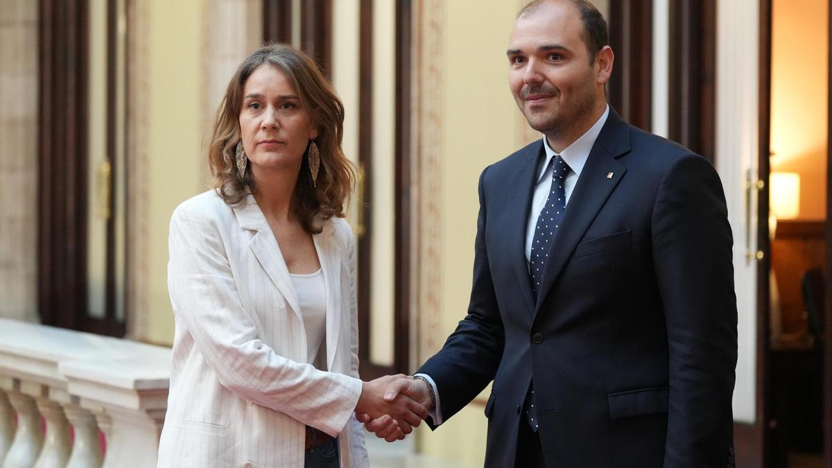 El conseller de Presidència, Albert Dalmau, y la líder de los Comuns, Jéssica Albiach, antes de reunirse para cerrar el acuerdo.