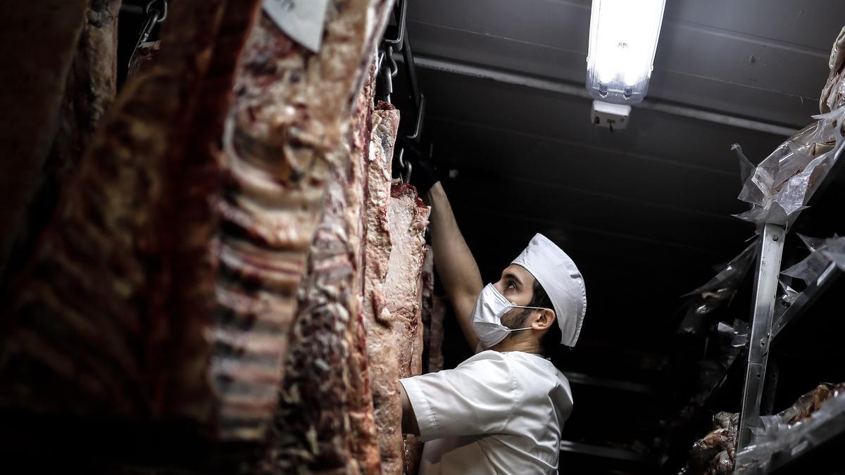 Un trabajador maneja canales de carne en una imagen de archivo.