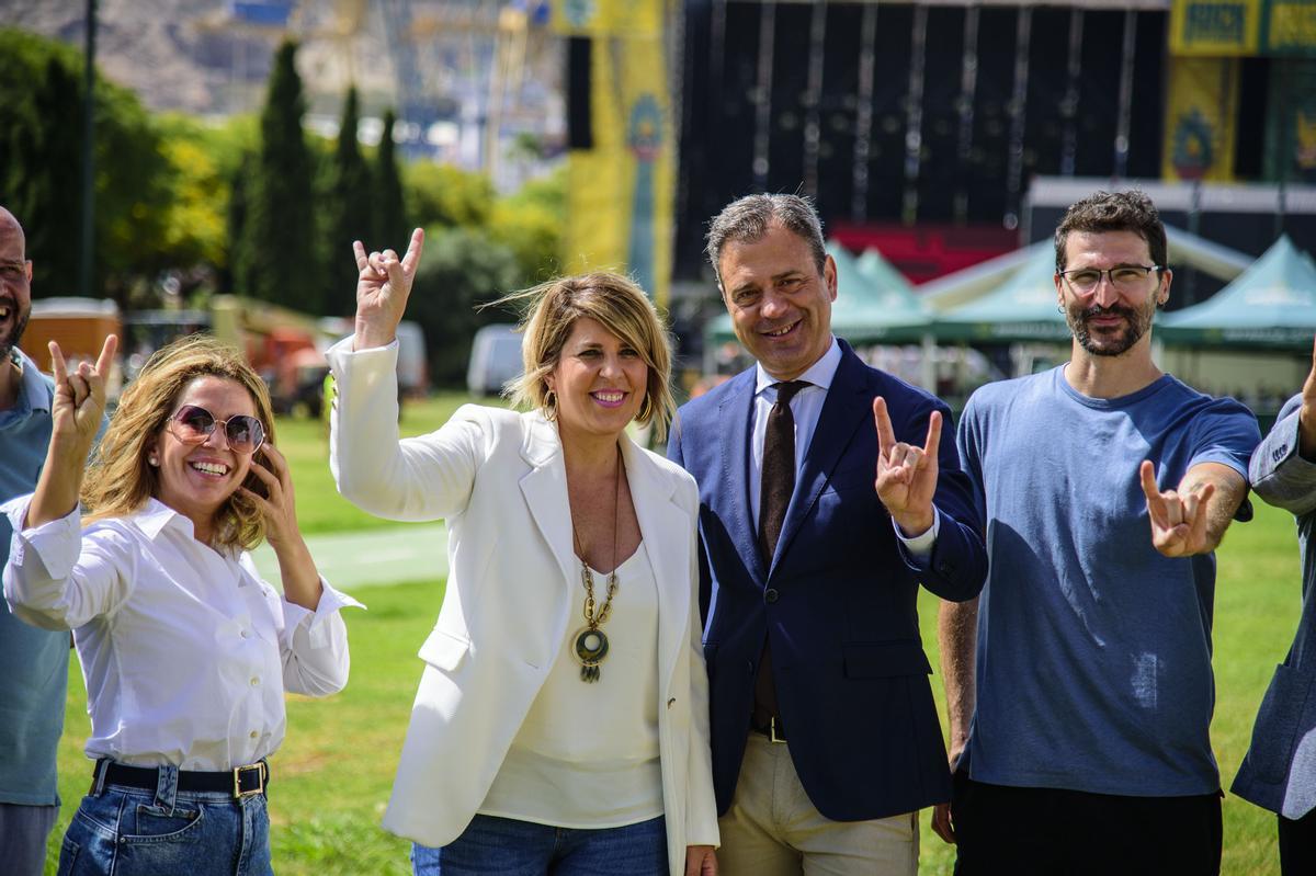 La alcaldesa, Noelia Arroyo; el consejero de Cultura, Marcos Ortuño, y el director del festival, Juan Antonio Muñoz.