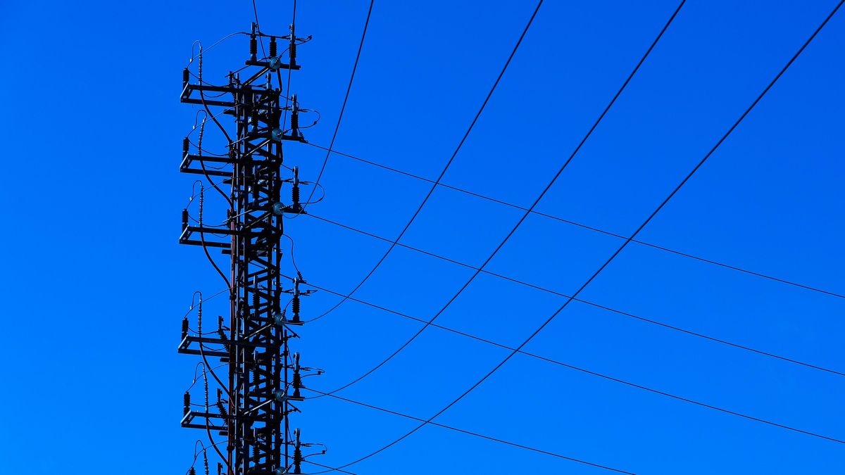 Una torre de tendido eléctrico.