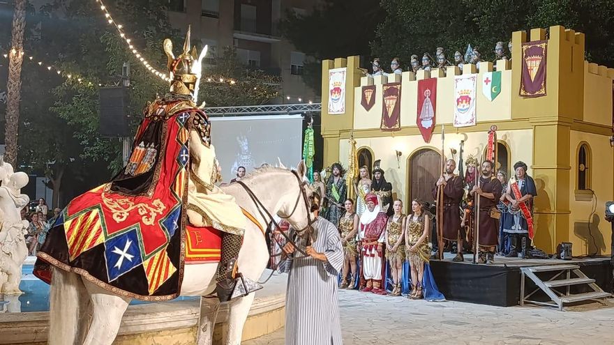 Aspe se rinde al bando de la cruz en el tercer día de Moros y Cristianos