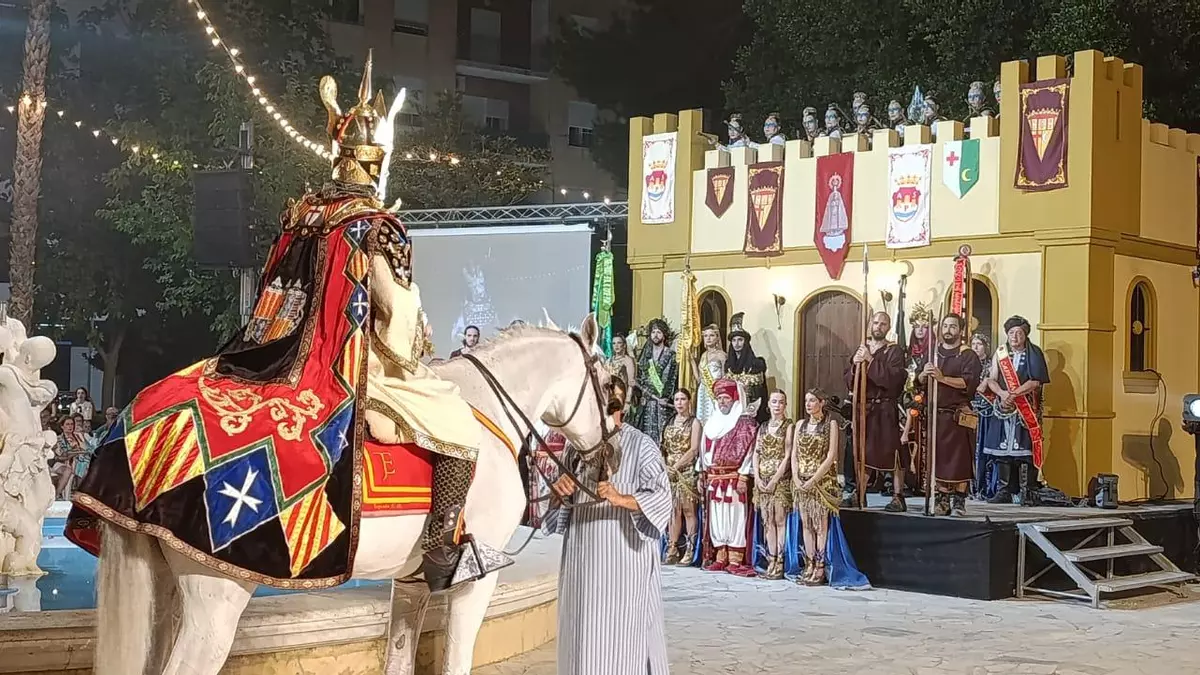 Aspe se rinde al bando de la cruz en el tercer día de Moros y Cristianos