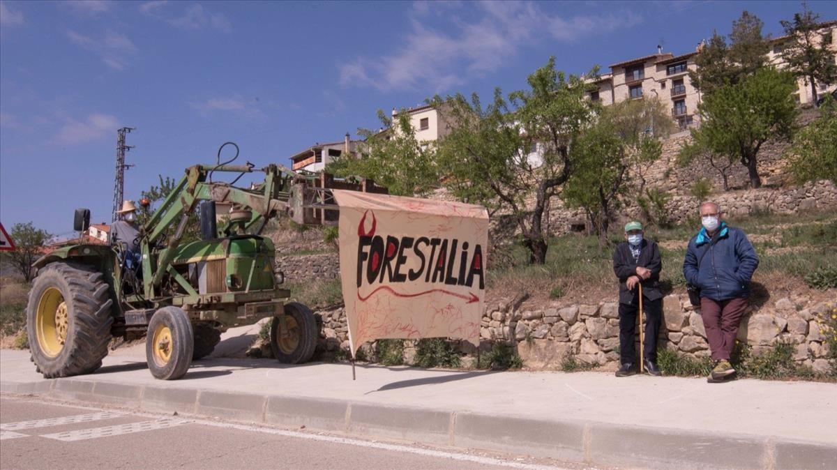 Un tractor de un agricultor del pueblo con una pancarta de la empresa energética que impulsa el proyecto de la MAT.