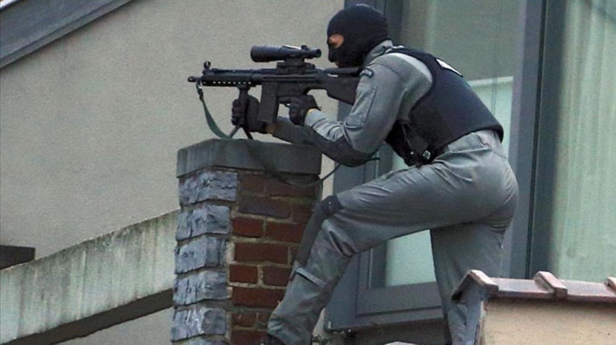 Les forces de seguretat belgues busquen dos fugitius després d’un tiroteig en una batuda antigihadista a Brussel·les.