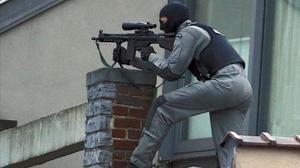 Les forces de seguretat belgues busquen dos fugitius després d’un tiroteig en una batuda antigihadista a Brussel·les.