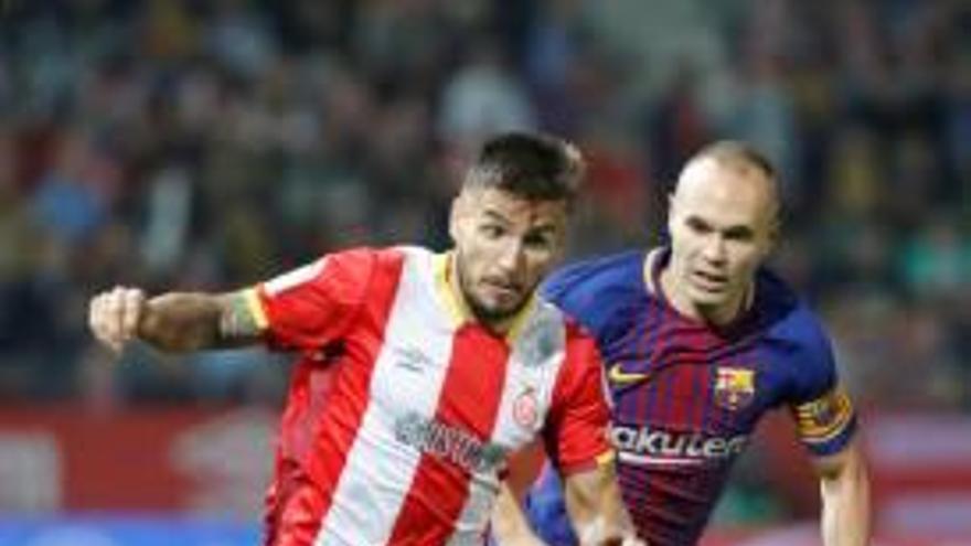 Portu controla la pilota perseguit de prop per Iniesta.