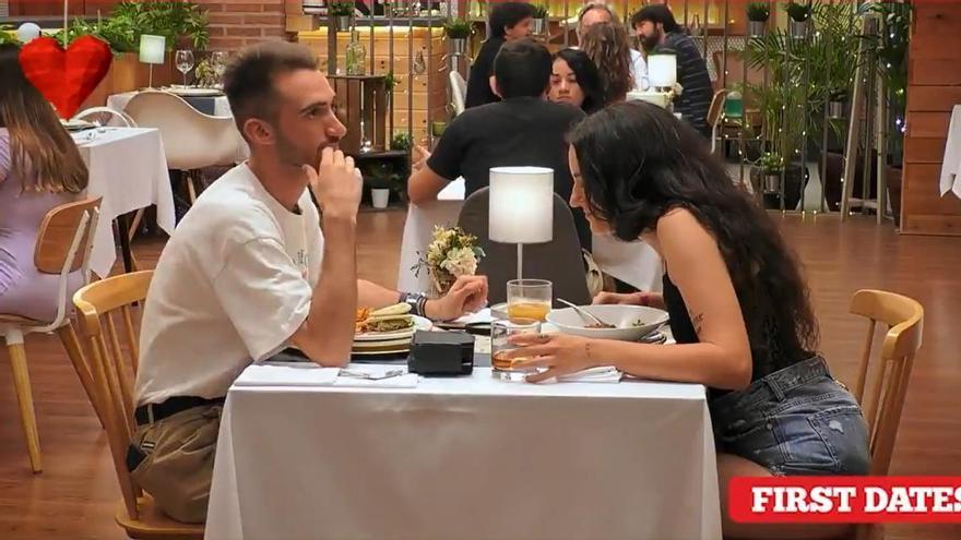 Llega a ‘First Dates’ la experta en tríos: “Todo el mundo es bisexual”