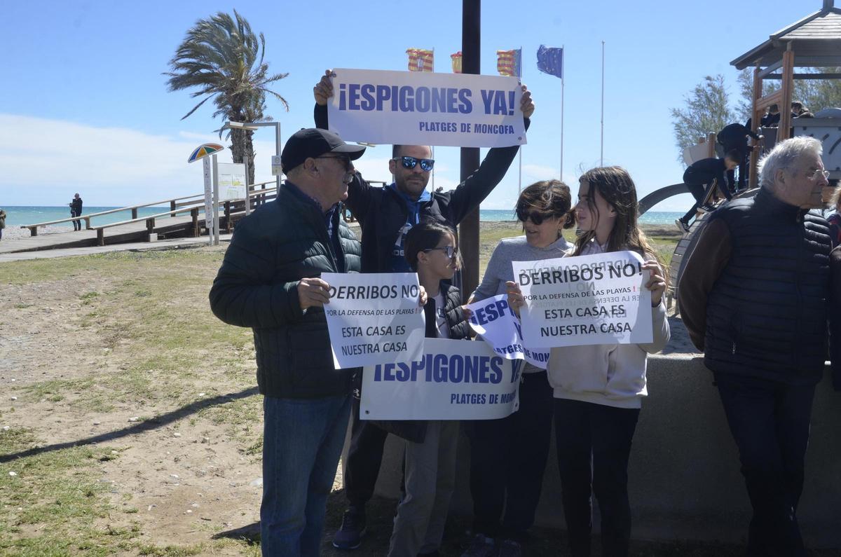 Los participantes han manifestado su oposición al derribos de viviendas en la primera fila de playa.