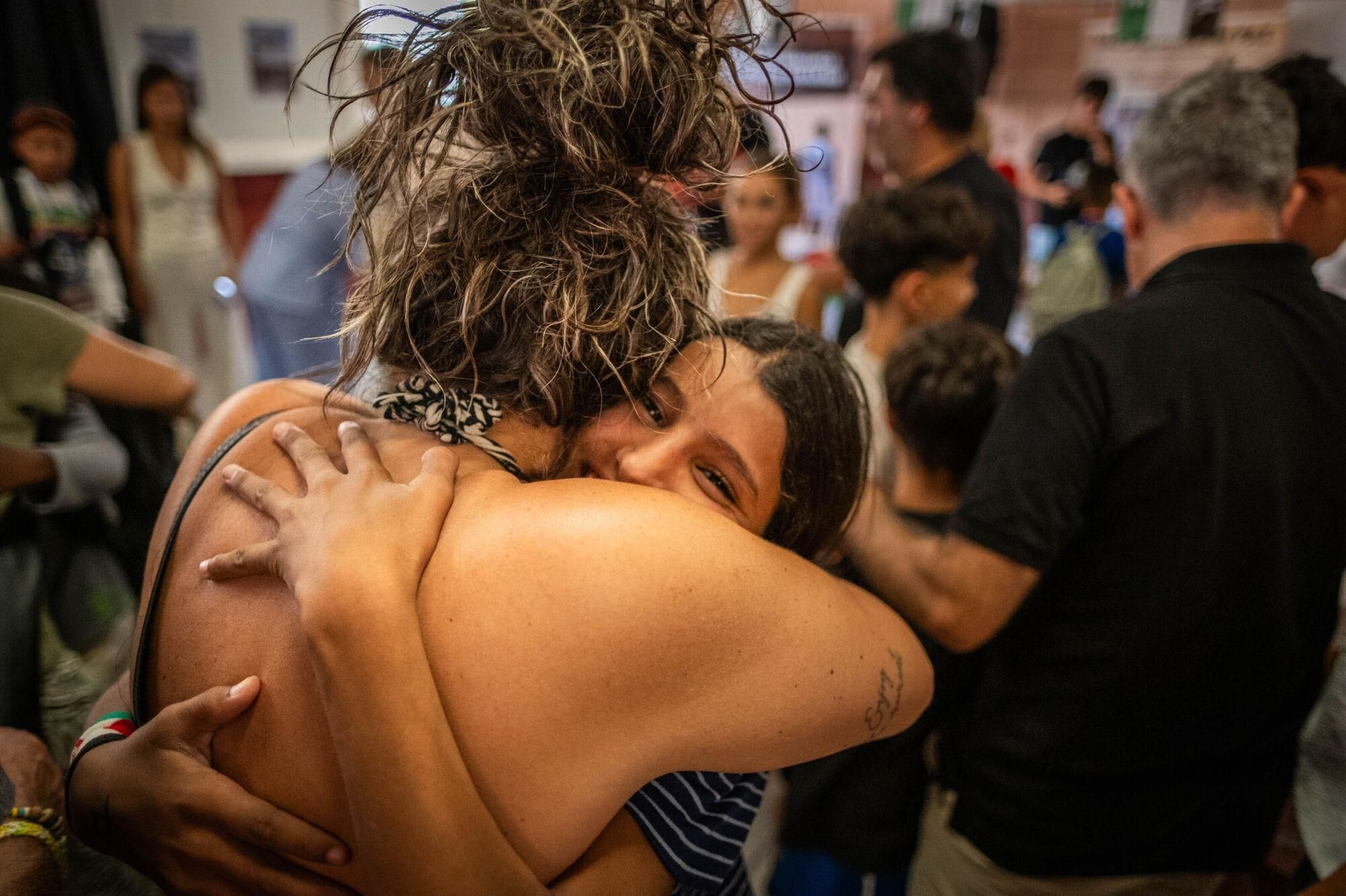 Recepción de los niños de los campamentos saharauis del programa Vacaciones en paz por sus familias de acogida