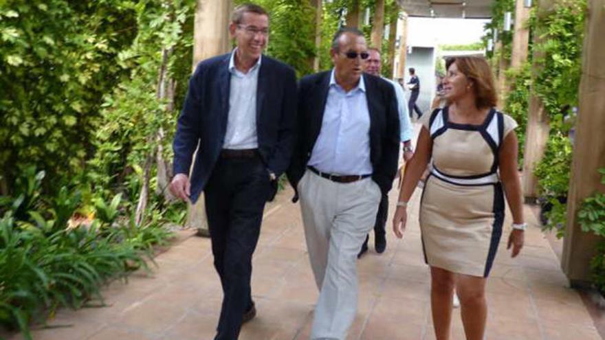 Clemente y Carlos Fabra visitan el recinto que acogerá la cena.